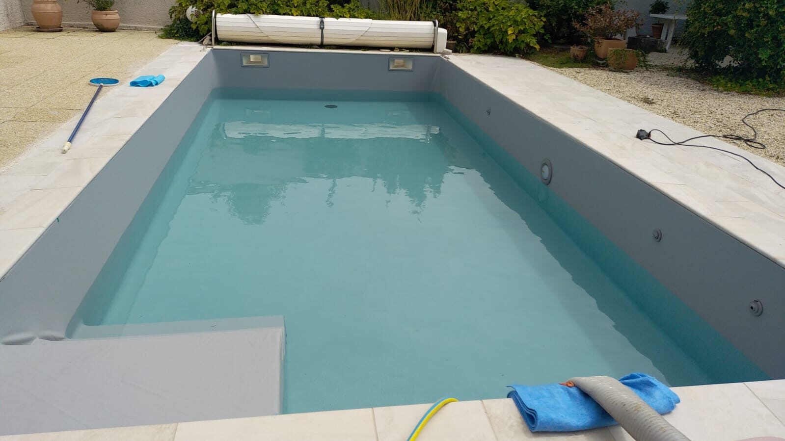 Zwembad na renovatie, nieuwe bekleding en helder water