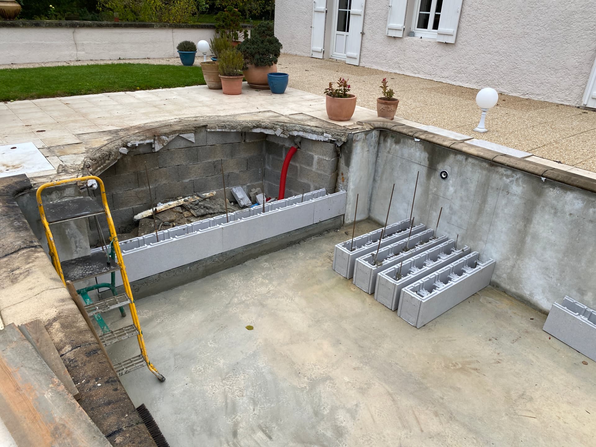 Zwembad in renovatie: sloop en plaatsing van schalingsblokken